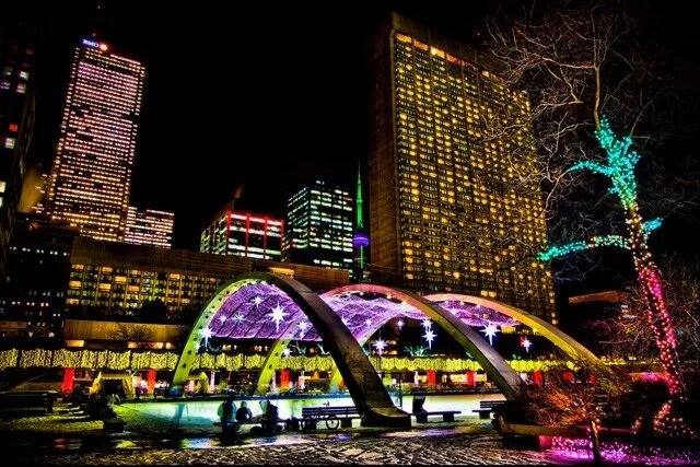 A set of photos from Toronto just stunned the world (Christmas lights)