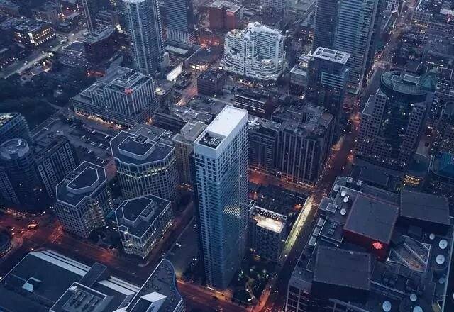 'Hogtown' Toronto: on the NW shore of Lake Ontario, Canada's largest city