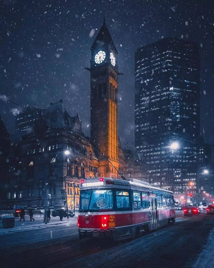 Charming urban impressionism: Toronto night photography