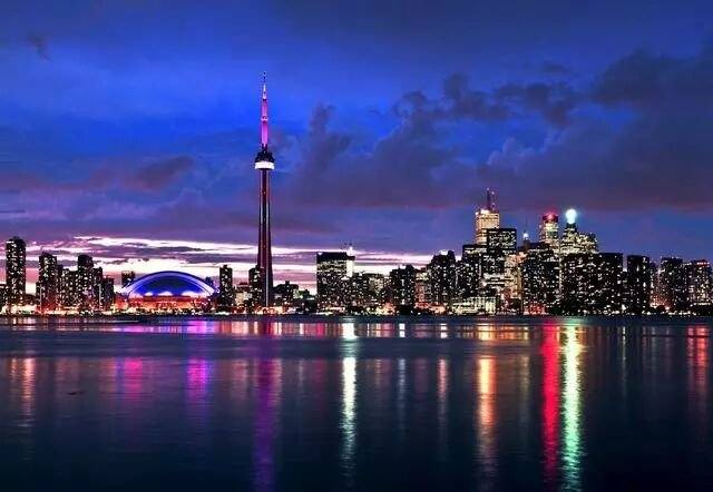 'Hogtown' Toronto: on the NW shore of Lake Ontario, Canada's largest city
