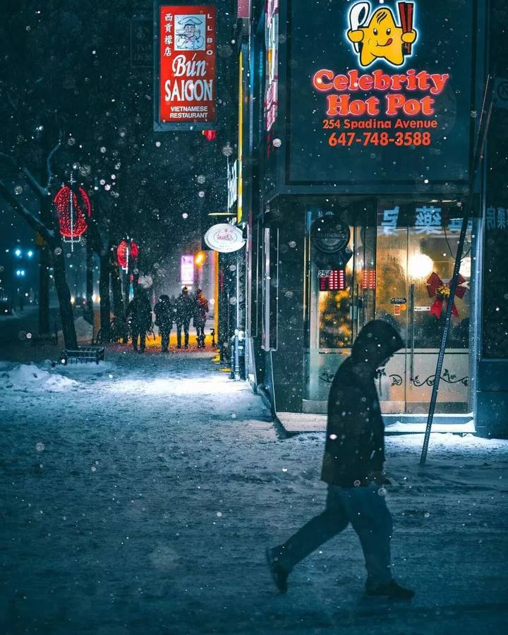 Charming urban impressionism: Toronto night photography